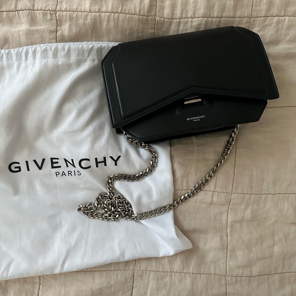 Givenchy Bow Cut bag in black- BB05574010